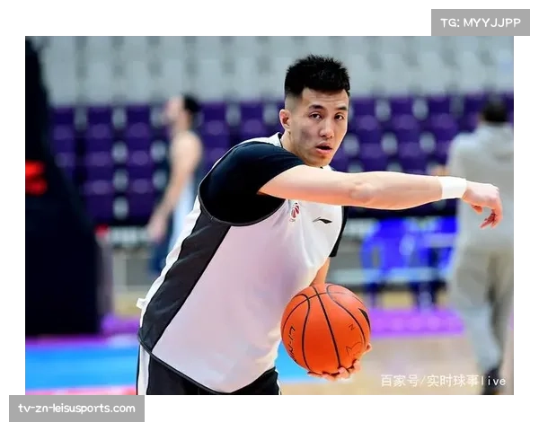 【2026年4月CBA联赛·赛中·聚焦郭艾伦替补席为队友鼓掌，镜头捕捉其膝盖仍缠厚重冰袋